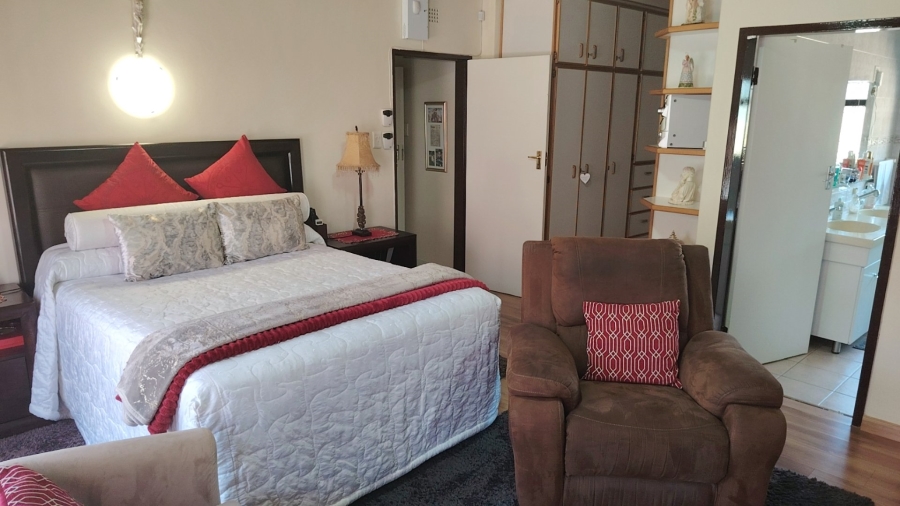 5 Bedroom Property for Sale in Flamwood North West